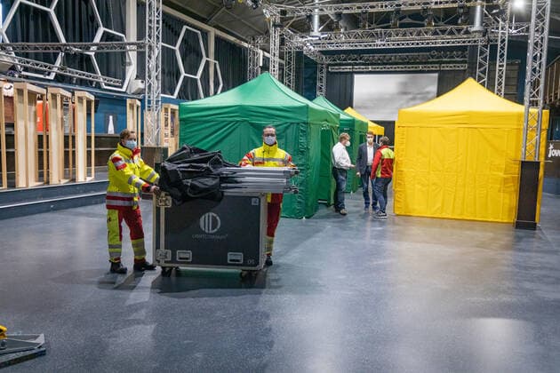 Jovel Music Hall wird Impfstelle - Aufbauarbeiten DEU, Deutschland, Nordrhein-Westfalen, Münster, 26.11.2021: Corona - Aufbauarbeiten im Jovel. Impfstelle startet am Dienstag (30.11.2021). Federführend ist das Bündnis der Hilfsorganisationen Gemeinsam für Münster. (Arbeiter-Samariter-Bund, Deutsches Rotes Kreuz, Johanniter und Malteser). Termine werden über ein Internet Buchungsportal vergeben.