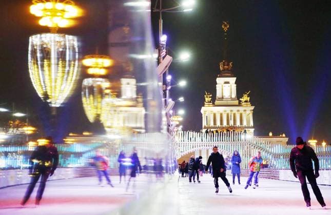 IMAGO Creative, Jahreszeit Winter, Eislaufen MOSCOW, RUSSIA - NOVEMBER 26, 2021: People ice skate during the opening of an ice skating rink and the 2021 22 winter season in VDNKh Park. Artyom Geodakyan TASS  TS11988E