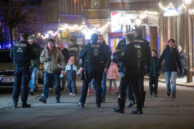 ID 429 Weihnachtsfrieden im Erzgebirge? Fehlanzeige! Trotz einer Inzidenz von 2006,2 wird im erzgebirgischen Zwönitz protestiert. Die Freien Sachsen nutzten dabei eine traditionelle Art das Anlichtln um demonstrieren zu können. Da wird das Anleuchten des Weihnachtsbaumes vorgegaukelt, doch der Hintergrund ist ein anderer. Man will die Polizei austricksen und sich versammeln. Doch die Polizei spielte das Spiel nicht mit, war mit dutzenden Beamten vor Ort. Dabei spielten sich dramatische Szenen ab. Ein Autofahrer drohte den Beamten sie überfahren, machte auch Andeutungen dazu. Eine Familie mit Kindern wollte zur Pyramide, das Weihnachtsland bestaunen. Beamte sperrten jedoch den Markt ab. Sie ließen weder Kinder, noch Eltern zum W