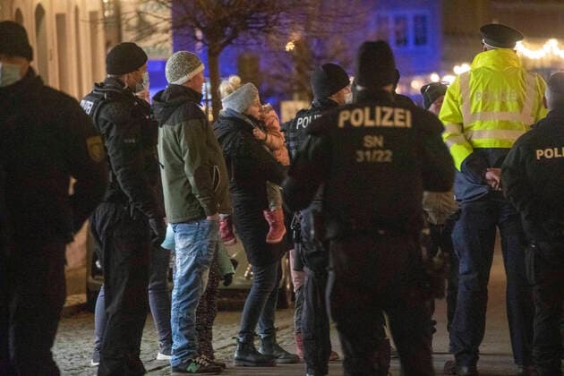 ID 429 Weihnachtsfrieden im Erzgebirge? Fehlanzeige! Trotz einer Inzidenz von 2006,2 wird im erzgebirgischen Zwönitz protestiert. Die Freien Sachsen nutzten dabei eine traditionelle Art das Anlichtln um demonstrieren zu können. Da wird das Anleuchten des Weihnachtsbaumes vorgegaukelt, doch der Hintergrund ist ein anderer. Man will die Polizei austricksen und sich versammeln. Doch die Polizei spielte das Spiel nicht mit, war mit dutzenden Beamten vor Ort. Dabei spielten sich dramatische Szenen ab. Ein Autofahrer drohte den Beamten sie überfahren, machte auch Andeutungen dazu. Eine Familie mit Kindern wollte zur Pyramide, das Weihnachtsland bestaunen. Beamte sperrten jedoch den Markt ab. Sie ließen weder Kinder, noch Eltern zum W