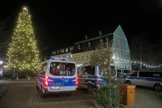 ID 429 Weihnachtsfrieden im Erzgebirge? Fehlanzeige! Trotz einer Inzidenz von 2006,2 wird im erzgebirgischen Zwönitz protestiert. Die Freien Sachsen nutzten dabei eine traditionelle Art das Anlichtln um demonstrieren zu können. Da wird das Anleuchten des Weihnachtsbaumes vorgegaukelt, doch der Hintergrund ist ein anderer. Man will die Polizei austricksen und sich versammeln. Doch die Polizei spielte das Spiel nicht mit, war mit dutzenden Beamten vor Ort. Dabei spielten sich dramatische Szenen ab. Ein Autofahrer drohte den Beamten sie überfahren, machte auch Andeutungen dazu. Eine Familie mit Kindern wollte zur Pyramide, das Weihnachtsland bestaunen. Beamte sperrten jedoch den Markt ab. Sie ließen weder Kinder, noch Eltern zum W