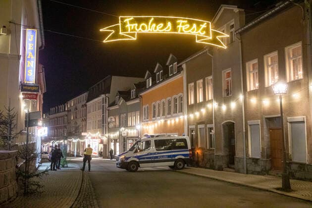 ID 429 Weihnachtsfrieden im Erzgebirge? Fehlanzeige! Trotz einer Inzidenz von 2006,2 wird im erzgebirgischen Zwönitz protestiert. Die Freien Sachsen nutzten dabei eine traditionelle Art das Anlichtln um demonstrieren zu können. Da wird das Anleuchten des Weihnachtsbaumes vorgegaukelt, doch der Hintergrund ist ein anderer. Man will die Polizei austricksen und sich versammeln. Doch die Polizei spielte das Spiel nicht mit, war mit dutzenden Beamten vor Ort. Dabei spielten sich dramatische Szenen ab. Ein Autofahrer drohte den Beamten sie überfahren, machte auch Andeutungen dazu. Eine Familie mit Kindern wollte zur Pyramide, das Weihnachtsland bestaunen. Beamte sperrten jedoch den Markt ab. Sie ließen weder Kinder, noch Eltern zum W