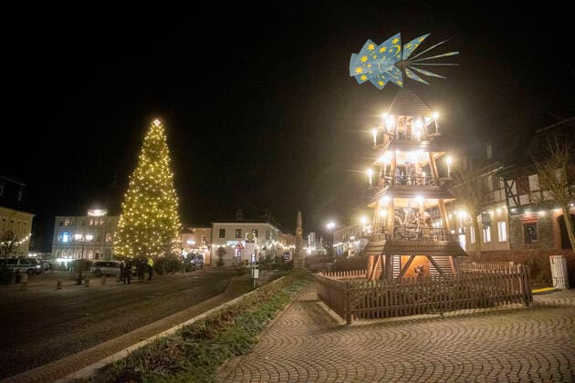 ID 429 Weihnachtsfrieden im Erzgebirge? Fehlanzeige! Trotz einer Inzidenz von 2006,2 wird im erzgebirgischen Zwönitz protestiert. Die Freien Sachsen nutzten dabei eine traditionelle Art das Anlichtln um demonstrieren zu können. Da wird das Anleuchten des Weihnachtsbaumes vorgegaukelt, doch der Hintergrund ist ein anderer. Man will die Polizei austricksen und sich versammeln. Doch die Polizei spielte das Spiel nicht mit, war mit dutzenden Beamten vor Ort. Dabei spielten sich dramatische Szenen ab. Ein Autofahrer drohte den Beamten sie überfahren, machte auch Andeutungen dazu. Eine Familie mit Kindern wollte zur Pyramide, das Weihnachtsland bestaunen. Beamte sperrten jedoch den Markt ab. Sie ließen weder Kinder, noch Eltern zum W