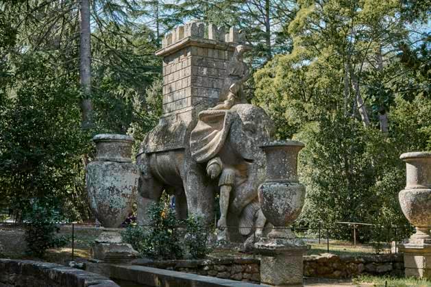 Elefant kämpft mit Soldat, Steinstatue im Sacro Bosco, Parco dei Mostri, Park der Ungeheuer, Bomarzo, Provinz Viterbo, Latium, Italien, Europa *** Elephant fighting with soldier, stone statue in Sacro Bosco, Parco dei Mostri, Park of the Monsters, Bomarzo, Viterbo Province, Lazio, Italy, Europe Copyright: imageBROKER GabrielexThielmann iblgth07160469.jpg