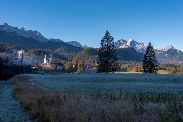  Schloss Elmau, Schlosshotel bei Mittenwald, Bayern, Deutschland, Europa *** Elmau Castle, Castle Hotel near Mittenwald, Bavaria, Germany, Europe Copyright: imageBROKER/StephanxSchulz ibxssz07161696.jpg