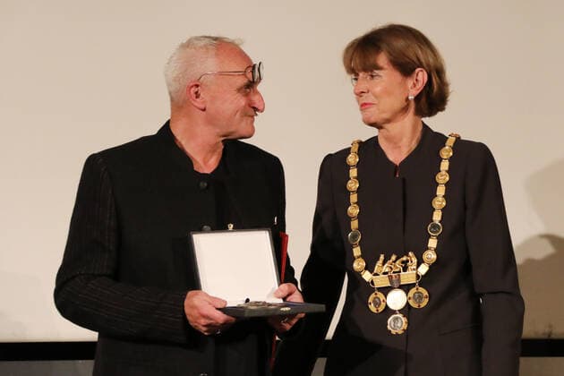 Entertainment Bilder des Tages Verleihung Heinrich-Böll-Preis 2021 Wallraff-Richartz-Museum Köln Deutschland 26.11.2021 Links: Preisträger Jose F.A. Oliver Rechts: Oberbürgermeisterin Henriette Reker
