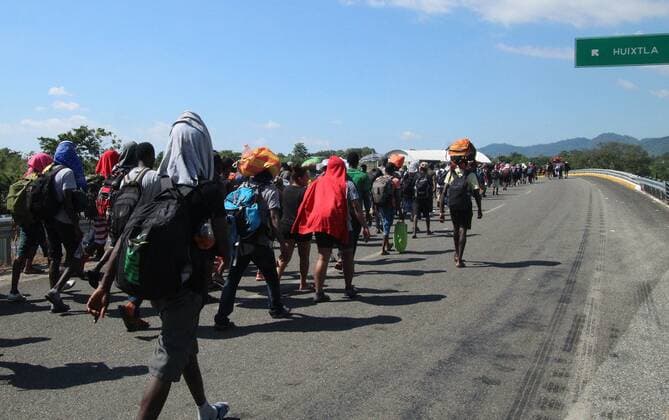 Hundreds of Central American migrants walk today, in the municipality of Tapachula in the state of Chiapas, Mexico 26 November 2021. Three new caravans of migrants have left Tapachula (southeastern state of Chiapas) in the last hours with the aim of advancing to Mexico City to try to obtain documents that regulate your immigration status. Three new caravans leave Tapachula for Mexico City !ACHTUNG: NUR REDAKTIONELLE NUTZUNG!  Copyright: xJuanxManuelxBlancox MEX8187 20211126-bd54637f9eedfcaff4ec3b26fa8c9d318f644a76