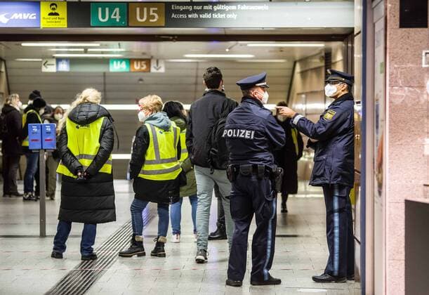 Coronavirus in Bayer, Kontrolle der Masken-Pflicht und 3G Regeln im ÖPNV November 26, 2021, Munich, Bavaria, Germany: Munich police and personnel from the MoÂ¼nchner Verkehrsgesellschaft check passengers exiting at the Stachus station for proof of vaccination or valid testing. Due to controls taking place largely only at Stachus over the past week, anti-maskers and anti-vaxxers have felt relatively safe in trains so long as they avoid the station, using Facebook and Telegram groups to inform others of control points to avoid. Just prior to this scene, anti-maskers simply continued one station further to avoid being stopped by police. Munich Germany - ZUMAb160 20211126_zbp_b160_002 Copyright: xSachellexBabbarx