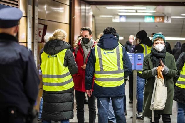 Coronavirus in Bayer, Kontrolle der Masken-Pflicht und 3G Regeln im ÖPNV November 26, 2021, Munich, Bavaria, Germany: Munich police and personnel from the MoÂ¼nchner Verkehrsgesellschaft check passengers exiting at the Stachus station for proof of vaccination or valid testing. Due to controls taking place largely only at Stachus over the past week, anti-maskers and anti-vaxxers have felt relatively safe in trains so long as they avoid the station, using Facebook and Telegram groups to inform others of control points to avoid. Just prior to this scene, anti-maskers simply continued one station further to avoid being stopped by police. Munich Germany - ZUMAb160 20211126_zbp_b160_003 Copyright: xSachellexBabbarx