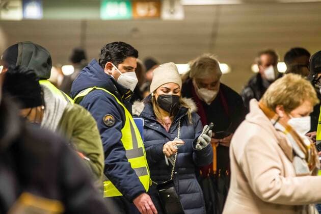 Coronavirus in Bayer, Kontrolle der Masken-Pflicht und 3G Regeln im ÖPNV November 26, 2021, Munich, Bavaria, Germany: Munich police and personnel from the MoÂ¼nchner Verkehrsgesellschaft check passengers exiting at the Stachus station for proof of vaccination or valid testing. Due to controls taking place largely only at Stachus over the past week, anti-maskers and anti-vaxxers have felt relatively safe in trains so long as they avoid the station, using Facebook and Telegram groups to inform others of control points to avoid. Just prior to this scene, anti-maskers simply continued one station further to avoid being stopped by police. Munich Germany - ZUMAb160 20211126_zbp_b160_006 Copyright: xSachellexBabbarx