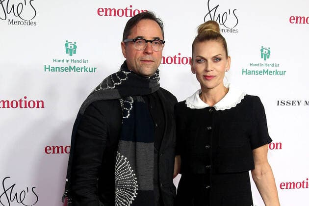 Entertainment Bilder des Tages Jan Josef Liefers und Anna Loos bei der Verleihung vom Emotion Award am 26.11.2021 in Hamburg Emotion Award 2021 in Hamburg