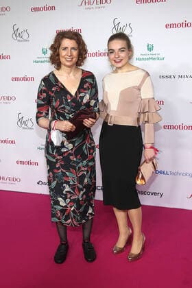 Monica Lierhaus und ihre Nichte Greta bei der Verleihung vom Emotion Award am 26.11.2021 in Hamburg Emotion Award 2021 in Hamburg