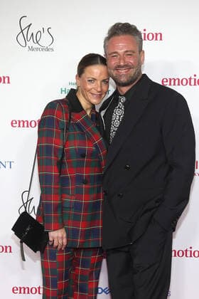 Bilder des Jahres 2021, Entertainment 11 November Entertainment Themen der Woche KW47 Entertainment Bilder des Tages Sasha und seine Ehefrau Julia bei der Verleihung vom Emotion Award am 26.11.2021 in Hamburg Emotion Award 2021 in Hamburg *** Sasha and his wife Julia at the Emotion Award ceremony on 26 11 2021 in Hamburg Emotion Award 2021 in Hamburg 