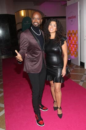 Yared Dibaba und seine Ehefrau Fernanda de Sousa Dibaba bei der Verleihung vom Emotion Award am 26.11.2021 in Hamburg Emotion Award 2021 in Hamburg