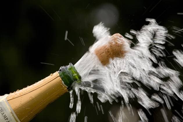 Sektflasche, Korken knallen lassen Sparkling wine bottle, champagne cork pop BLWS657858 *** Sparkling Wine Bottle, Cork Pop Sparkling wine bottle, champagne cork pop BLWS657858 Copyright: xblickwinkel McPHOTO C.xAmmeringx