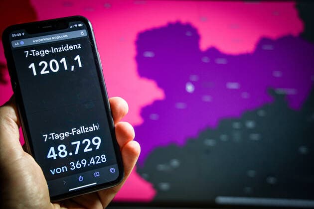 News Bilder des Tages Coronavirus in Deutschland - Covid-19-Dashboard des Robert Koch-Institut DEU, Deutschland, Sachsen 27.11.2021: Die 7-Tage-Inzidenz für das Bundesland (Fälle letzte 7 Tage 100.000 EW) wird auf einem iPhone angezeigt, im Hintergrund Sachsen auf dem Dashboard des RKI angezeigt