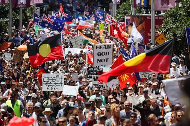 News Bilder des Tages November 27, 2021, Melbourne, Victoria, Australia: Protesters march in the central business district of Melbourne, Australia against proposed state government legislation governing pandemic management powers and vaccine mandates. Melbourne Australia - ZUMAl303 20211127_zaf_l303_006 Copyright: xSydneyxLowx