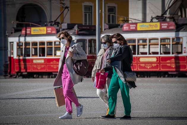 Daily Life In Lisbon Amid COVID-19 Pandemic People wearing protective masks take walks near Praca de Comercio, Lisbon. November 26, 2021. The Portuguese government decreed a state of emergency starting December 1 due to the covid-19 pandemic, considering that the country is not as well as it should be: for several weeks now the country has been climbing up the risk matrix, with an increasing number of new daily infections, deaths and admissions to hospital. The new measures include the return of the mandatory use of masks, increased testing and a week of containment in January. Lisbon Portugal  Copyright: xJorgexMantillax originalFilename:mantilla-notitle211126_np5vc.jpg