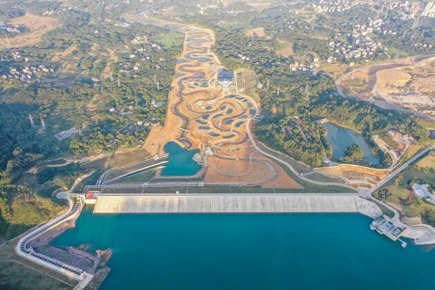 IMAGO Nature: Unsere Erde, Energiequellen, Wasserkraft (211127) -- GUIPING, Nov. 27, 2021 -- Aerial photo taken on Nov. 26, 2021 shows the fishway of auxiliary dam in Nanmu River and the fish proliferation and release station of the Dateng Gorge water conservancy project in Guiping, south China s Guangxi Zhuang Autonomous Region. The hydropower project is built on the area which is an important fish habitat due to its complex flow conditions. A rare dual fishway design for both the main dam and the auxiliary dam was therefore put forward at the very beginning of the construction, looking like an artificial passageway for migrating fishes. ) CHINA-GUANGXI-GUIPING-DATENG GORGE-ECOLOGICAL PROTECTION (CN) CaoxYiming 