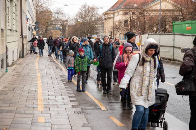 Querdenker*innen demonstrieren gegen die Impfung in München 59 Corona Leugner*innen, Impfgegner*innen und Querdenken Aktivist*innen der Gruppe Kinder stehen auf versammelten sich am 27.11.2021 in München, um gegen alle Corona Maßnahmen sowie gegen Impfungen. - 59 Covid deniers, lateral thinkers, NoVaxx activists of the group children stand up demonstrated through the streets of Munich, Germany on November 27, 2021 against all covid measures and vaccinations. München Bayern Deutschland Copyright: xAlexanderxPohlx