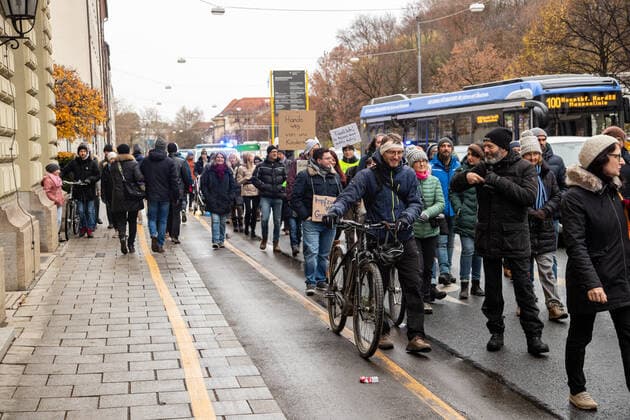 Querdenker*innen demonstrieren gegen die Impfung in München 59 Corona Leugner*innen, Impfgegner*innen und Querdenken Aktivist*innen der Gruppe Kinder stehen auf versammelten sich am 27.11.2021 in München, um gegen alle Corona Maßnahmen sowie gegen Impfungen. - 59 Covid deniers, lateral thinkers, NoVaxx activists of the group children stand up demonstrated through the streets of Munich, Germany on November 27, 2021 against all covid measures and vaccinations. München Bayern Deutschland Copyright: xAlexanderxPohlx