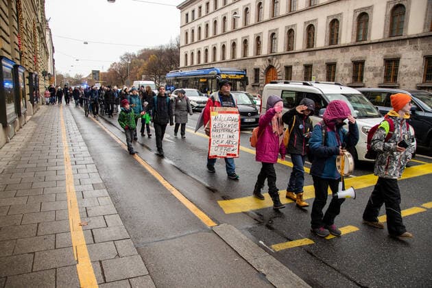 Querdenker*innen demonstrieren gegen die Impfung in München 59 Corona Leugner*innen, Impfgegner*innen und Querdenken Aktivist*innen der Gruppe Kinder stehen auf versammelten sich am 27.11.2021 in München, um gegen alle Corona Maßnahmen sowie gegen Impfungen. - 59 Covid deniers, lateral thinkers, NoVaxx activists of the group children stand up demonstrated through the streets of Munich, Germany on November 27, 2021 against all covid measures and vaccinations. München Bayern Deutschland Copyright: xAlexanderxPohlx
