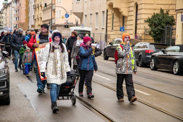 Querdenker*innen demonstrieren gegen die Impfung in München 59 Corona Leugner*innen, Impfgegner*innen und Querdenken Aktivist*innen der Gruppe Kinder stehen auf versammelten sich am 27.11.2021 in München, um gegen alle Corona Maßnahmen sowie gegen Impfungen. - 59 Covid deniers, lateral thinkers, NoVaxx activists of the group children stand up demonstrated through the streets of Munich, Germany on November 27, 2021 against all covid measures and vaccinations. München Bayern Deutschland Copyright: xAlexanderxPohlx