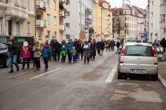 Querdenker*innen demonstrieren gegen die Impfung in München 59 Corona Leugner*innen, Impfgegner*innen und Querdenken Aktivist*innen der Gruppe Kinder stehen auf versammelten sich am 27.11.2021 in München, um gegen alle Corona Maßnahmen sowie gegen Impfungen. - 59 Covid deniers, lateral thinkers, NoVaxx activists of the group children stand up demonstrated through the streets of Munich, Germany on November 27, 2021 against all covid measures and vaccinations. München Bayern Deutschland Copyright: xAlexanderxPohlx