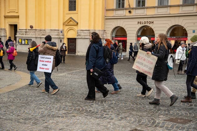Querdenker*innen demonstrieren gegen die Impfung in München 59 Corona Leugner*innen, Impfgegner*innen und Querdenken Aktivist*innen der Gruppe Kinder stehen auf versammelten sich am 27.11.2021 in München, um gegen alle Corona Maßnahmen sowie gegen Impfungen. - 59 Covid deniers, lateral thinkers, NoVaxx activists of the group children stand up demonstrated through the streets of Munich, Germany on November 27, 2021 against all covid measures and vaccinations. München Bayern Deutschland Copyright: xAlexanderxPohlx