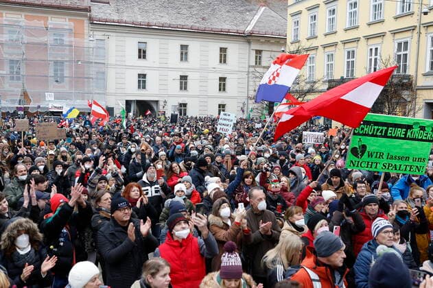 27.11.2021, Freiheitsplatz, Graz, AUT, Demonstration gegen Corona-Regeln, im Bild Teilnehmer der Demonstration Protests against Corona restrictions in Graz, Austria, on 2021 11 27.