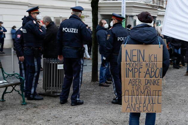 27.11.2021, Freiheitsplatz, Graz, AUT, Demonstration gegen Corona-Regeln, im Bild Teilnehmer der Demonstration Protests against Corona restrictions in Graz, Austria, on 2021 11 27.