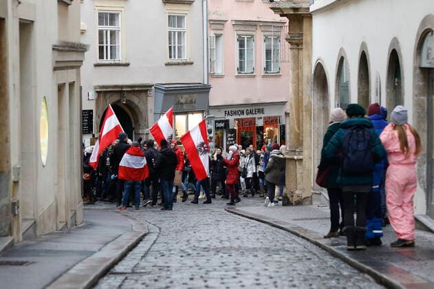 News Bilder des Tages 27.11.2021, Sporgasse, Graz, AUT, Demonstration gegen Corona-Regeln, im Bild Teilnehmer der Demonstration Protests against Corona restrictions in Graz, Austria, on 2021 11 27.