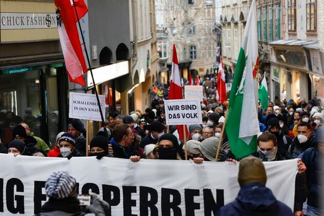 27.11.2021, Sporgasse, Graz, AUT, Demonstration gegen Corona-Regeln, im Bild Teilnehmer der Demonstration Protests against Corona restrictions in Graz, Austria, on 2021 11 27.