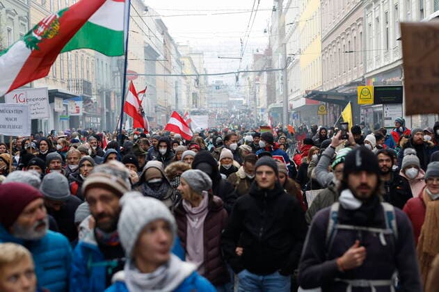 27.11.2021, Annenstraße, Graz, AUT, Demonstration gegen Corona-Regeln, im Bild Teilnehmer der Demonstration Protests against Corona restrictions in Graz, Austria, on 2021 11 27.