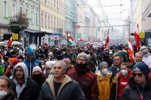 27.11.2021, Annenstraße, Graz, AUT, Demonstration gegen Corona-Regeln, im Bild Teilnehmer der Demonstration Protests against Corona restrictions in Graz, Austria, on 2021 11 27.