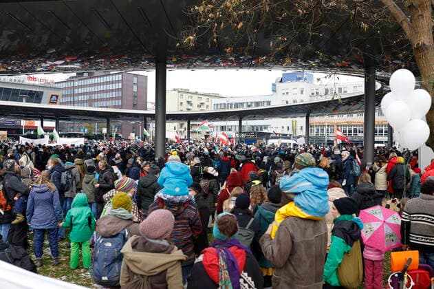 27.11.2021, Hauptbahnhof, Graz, AUT, Demonstration gegen Corona-Regeln, im Bild Teilnehmer der Demonstration Protests against Corona restrictions in Graz, Austria, on 2021 11 27.