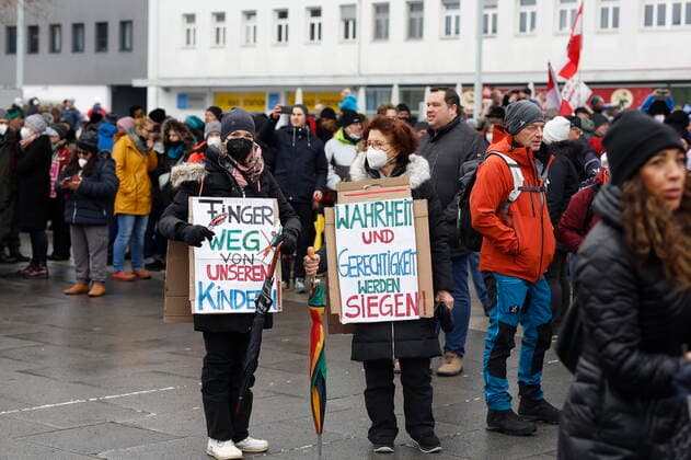27.11.2021, Hauptbahnhof, Graz, AUT, Demonstration gegen Corona-Regeln, im Bild Teilnehmer der Demonstration Protests against Corona restrictions in Graz, Austria, on 2021 11 27.