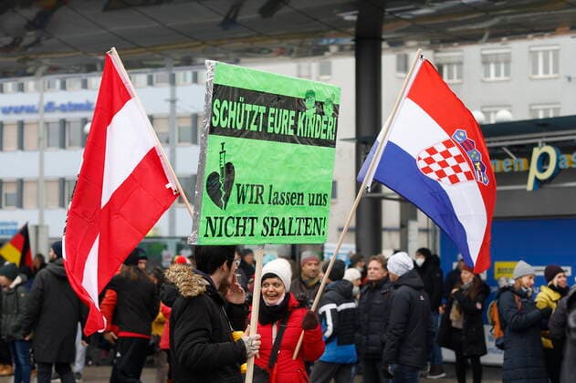 27.11.2021, Hauptbahnhof, Graz, AUT, Demonstration gegen Corona-Regeln, im Bild Teilnehmer der Demonstration Protests against Corona restrictions in Graz, Austria, on 2021 11 27.