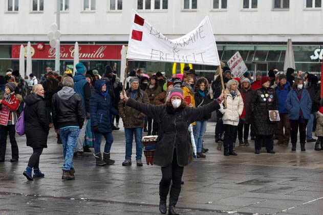 27.11.2021, Hauptbahnhof, Graz, AUT, Demonstration gegen Corona-Regeln, im Bild Teilnehmer der Demonstration Protests against Corona restrictions in Graz, Austria, on 2021 11 27.