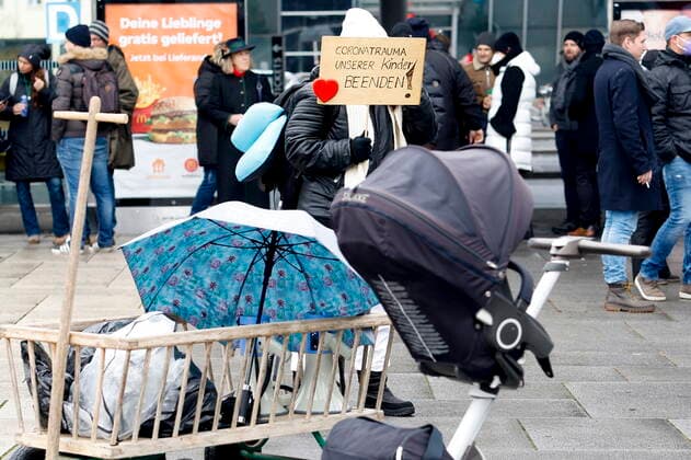 27.11.2021, Hauptbahnhof, Graz, AUT, Demonstration gegen Corona-Regeln, im Bild Teilnehmer der Demonstration Protests against Corona restrictions in Graz, Austria, on 2021 11 27.
