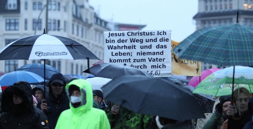 Demonstration von Kritikern der Corona-Manßnahmen unter dem Motto: Das Maß ist voll - Hände weg von unseren Kindern! in der Hamburger Innenstadt. Die Anfangskundgebung und Schlusskundgebung fand auf dem Platz vor der Kunsthalle in der Ernst-Merck-Straße statt. Der Demonstrationszug ging durch die Hamburger Innenstadt. Am Jungfernstieg und Neuen Jungfernstieg gab es Zwischenkundgebungen. Die Polizei war mit mehreren Mannschaftswagen und vielen Polizeibeamten im Einsatz. Statt der vom Veranstalter erwarteten 1500 Teilnehmer fanden sich lediglich einige Hundert Teilnehmer zur Demonstration ein. St. Georg Hamburg