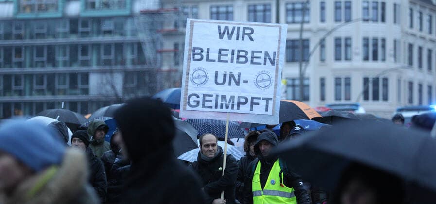 Demonstration von Kritikern der Corona-Manßnahmen unter dem Motto: Das Maß ist voll - Hände weg von unseren Kindern! in der Hamburger Innenstadt. Die Anfangskundgebung und Schlusskundgebung fand auf dem Platz vor der Kunsthalle in der Ernst-Merck-Straße statt. Der Demonstrationszug ging durch die Hamburger Innenstadt. Am Jungfernstieg und Neuen Jungfernstieg gab es Zwischenkundgebungen. Die Polizei war mit mehreren Mannschaftswagen und vielen Polizeibeamten im Einsatz. Statt der vom Veranstalter erwarteten 1500 Teilnehmer fanden sich lediglich einige Hundert Teilnehmer zur Demonstration ein. St. Georg Hamburg