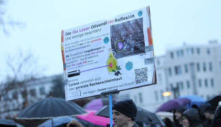 Demonstration von Kritikern der Corona-Manßnahmen unter dem Motto: Das Maß ist voll - Hände weg von unseren Kindern! in der Hamburger Innenstadt. Die Anfangskundgebung und Schlusskundgebung fand auf dem Platz vor der Kunsthalle in der Ernst-Merck-Straße statt. Der Demonstrationszug ging durch die Hamburger Innenstadt. Am Jungfernstieg und Neuen Jungfernstieg gab es Zwischenkundgebungen. Die Polizei war mit mehreren Mannschaftswagen und vielen Polizeibeamten im Einsatz. Statt der vom Veranstalter erwarteten 1500 Teilnehmer fanden sich lediglich einige Hundert Teilnehmer zur Demonstration ein. St. Georg Hamburg