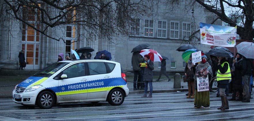 Demonstration von Kritikern der Corona-Manßnahmen unter dem Motto: Das Maß ist voll - Hände weg von unseren Kindern! in der Hamburger Innenstadt. Die Anfangskundgebung und Schlusskundgebung fand auf dem Platz vor der Kunsthalle in der Ernst-Merck-Straße statt. Der Demonstrationszug ging durch die Hamburger Innenstadt. Am Jungfernstieg und Neuen Jungfernstieg gab es Zwischenkundgebungen. Die Polizei war mit mehreren Mannschaftswagen und vielen Polizeibeamten im Einsatz. Statt der vom Veranstalter erwarteten 1500 Teilnehmer fanden sich lediglich einige Hundert Teilnehmer zur Demonstration ein. St. Georg Hamburg