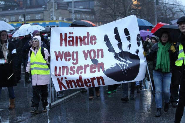 Demonstration von Kritikern der Corona-Manßnahmen unter dem Motto: Das Maß ist voll - Hände weg von unseren Kindern! in der Hamburger Innenstadt. Die Anfangskundgebung und Schlusskundgebung fand auf dem Platz vor der Kunsthalle in der Ernst-Merck-Straße statt. Der Demonstrationszug ging durch die Hamburger Innenstadt. Am Jungfernstieg und Neuen Jungfernstieg gab es Zwischenkundgebungen. Die Polizei war mit mehreren Mannschaftswagen und vielen Polizeibeamten im Einsatz. Statt der vom Veranstalter erwarteten 1500 Teilnehmer fanden sich lediglich einige Hundert Teilnehmer zur Demonstration ein. St. Georg Hamburg