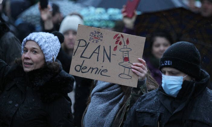 News Bilder des Tages Demonstration von Kritikern der Corona-Manßnahmen unter dem Motto: Das Maß ist voll - Hände weg von unseren Kindern! in der Hamburger Innenstadt. Die Anfangskundgebung und Schlusskundgebung fand auf dem Platz vor der Kunsthalle in der Ernst-Merck-Straße statt. Der Demonstrationszug ging durch die Hamburger Innenstadt. Am Jungfernstieg und Neuen Jungfernstieg gab es Zwischenkundgebungen. Die Polizei war mit mehreren Mannschaftswagen und vielen Polizeibeamten im Einsatz. Statt der vom Veranstalter erwarteten 1500 Teilnehmer fanden sich lediglich einige Hundert Teilnehmer zur Demonstration ein. St. Georg Hamburg