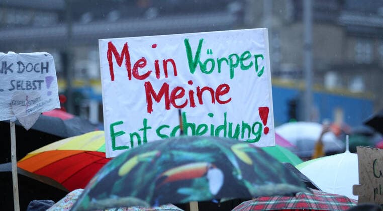Demonstration von Kritikern der Corona-Manßnahmen unter dem Motto: Das Maß ist voll - Hände weg von unseren Kindern! in der Hamburger Innenstadt. Die Anfangskundgebung und Schlusskundgebung fand auf dem Platz vor der Kunsthalle in der Ernst-Merck-Straße statt. Der Demonstrationszug ging durch die Hamburger Innenstadt. Am Jungfernstieg und Neuen Jungfernstieg gab es Zwischenkundgebungen. Die Polizei war mit mehreren Mannschaftswagen und vielen Polizeibeamten im Einsatz. Statt der vom Veranstalter erwarteten 1500 Teilnehmer fanden sich lediglich einige Hundert Teilnehmer zur Demonstration ein. St. Georg Hamburg