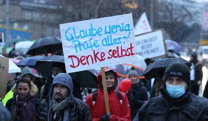 Demonstration von Kritikern der Corona-Manßnahmen unter dem Motto: Das Maß ist voll - Hände weg von unseren Kindern! in der Hamburger Innenstadt. Die Anfangskundgebung und Schlusskundgebung fand auf dem Platz vor der Kunsthalle in der Ernst-Merck-Straße statt. Der Demonstrationszug ging durch die Hamburger Innenstadt. Am Jungfernstieg und Neuen Jungfernstieg gab es Zwischenkundgebungen. Die Polizei war mit mehreren Mannschaftswagen und vielen Polizeibeamten im Einsatz. Statt der vom Veranstalter erwarteten 1500 Teilnehmer fanden sich lediglich einige Hundert Teilnehmer zur Demonstration ein. St. Georg Hamburg