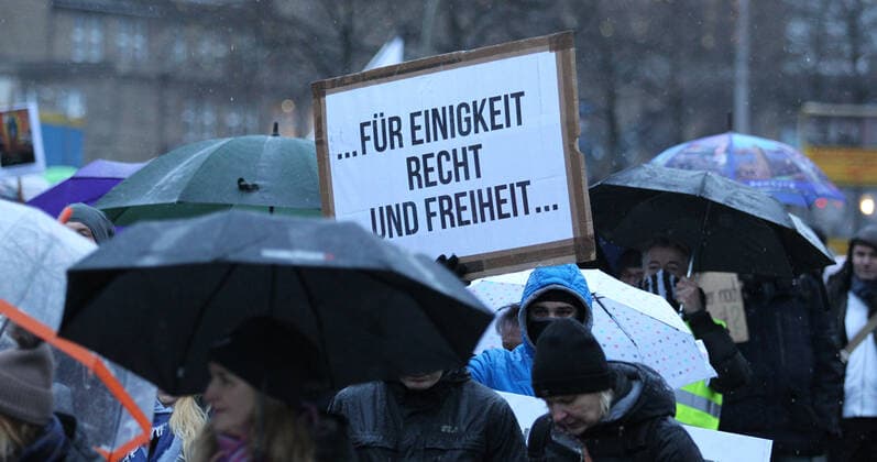 Demonstration von Kritikern der Corona-Manßnahmen unter dem Motto: Das Maß ist voll - Hände weg von unseren Kindern! in der Hamburger Innenstadt. Die Anfangskundgebung und Schlusskundgebung fand auf dem Platz vor der Kunsthalle in der Ernst-Merck-Straße statt. Der Demonstrationszug ging durch die Hamburger Innenstadt. Am Jungfernstieg und Neuen Jungfernstieg gab es Zwischenkundgebungen. Die Polizei war mit mehreren Mannschaftswagen und vielen Polizeibeamten im Einsatz. Statt der vom Veranstalter erwarteten 1500 Teilnehmer fanden sich lediglich einige Hundert Teilnehmer zur Demonstration ein. St. Georg Hamburg