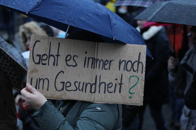 Demonstration von Kritikern der Corona-Manßnahmen unter dem Motto: Das Maß ist voll - Hände weg von unseren Kindern! in der Hamburger Innenstadt. Die Anfangskundgebung und Schlusskundgebung fand auf dem Platz vor der Kunsthalle in der Ernst-Merck-Straße statt. Der Demonstrationszug ging durch die Hamburger Innenstadt. Am Jungfernstieg und Neuen Jungfernstieg gab es Zwischenkundgebungen. Die Polizei war mit mehreren Mannschaftswagen und vielen Polizeibeamten im Einsatz. Statt der vom Veranstalter erwarteten 1500 Teilnehmer fanden sich lediglich einige Hundert Teilnehmer zur Demonstration ein. St. Georg Hamburg